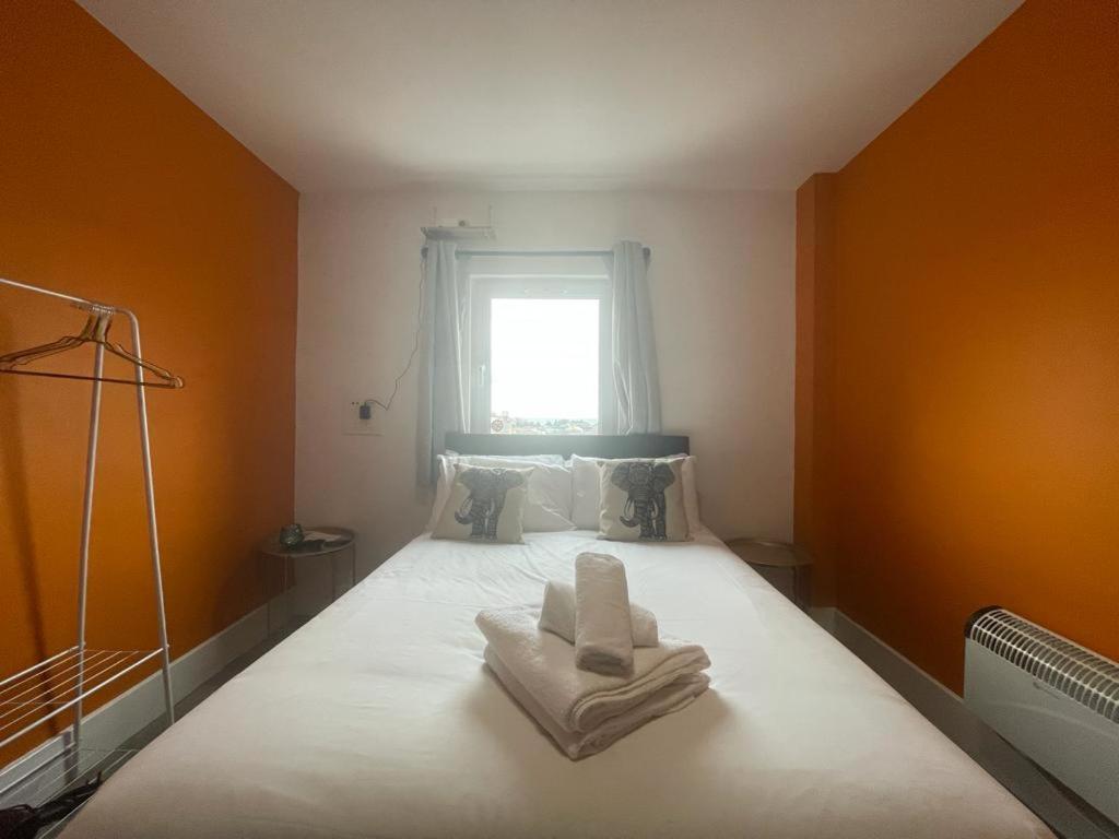 Neon 160 Hostel Swansea Buitenkant foto