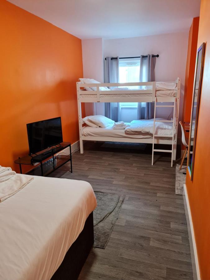 Neon 160 Hostel Swansea Buitenkant foto
